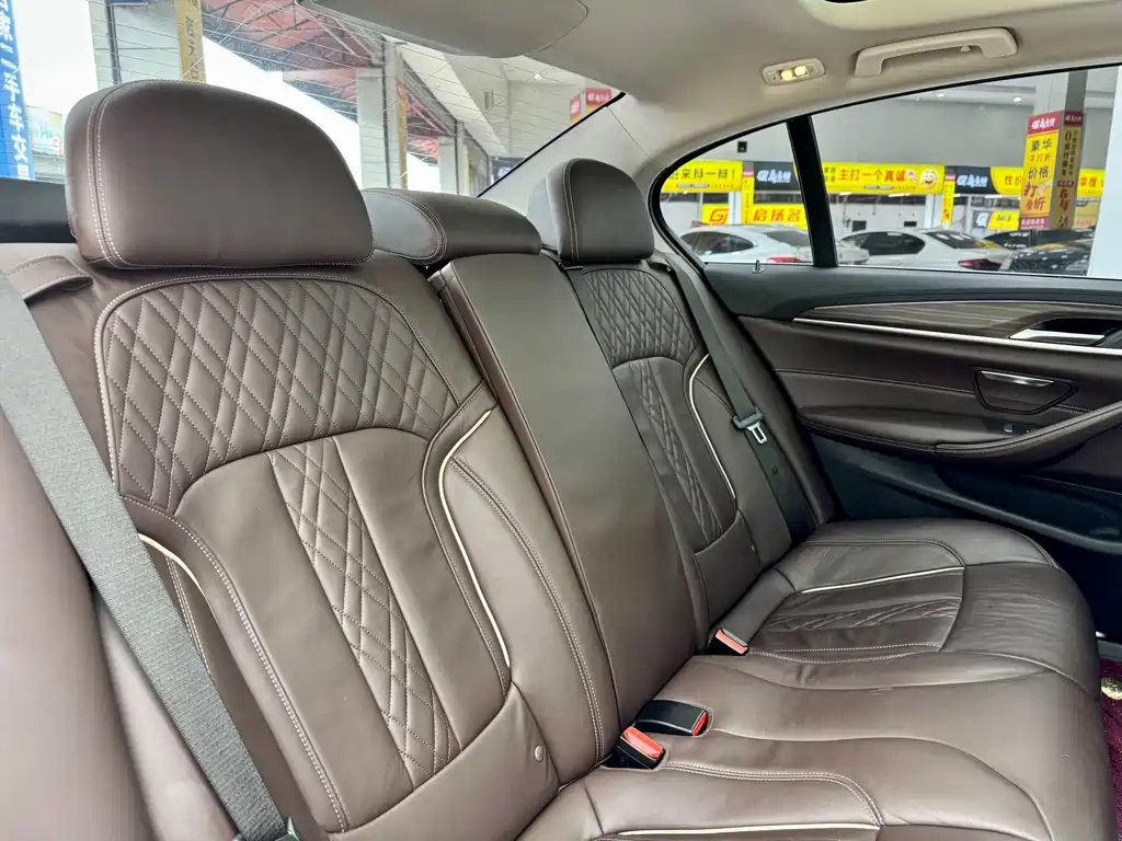 BMW 5 Series — миниатюра 13