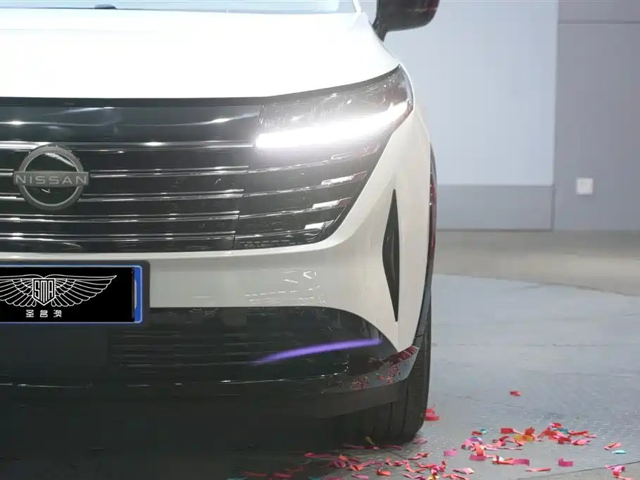 NISSAN EXPLORING THE LAND