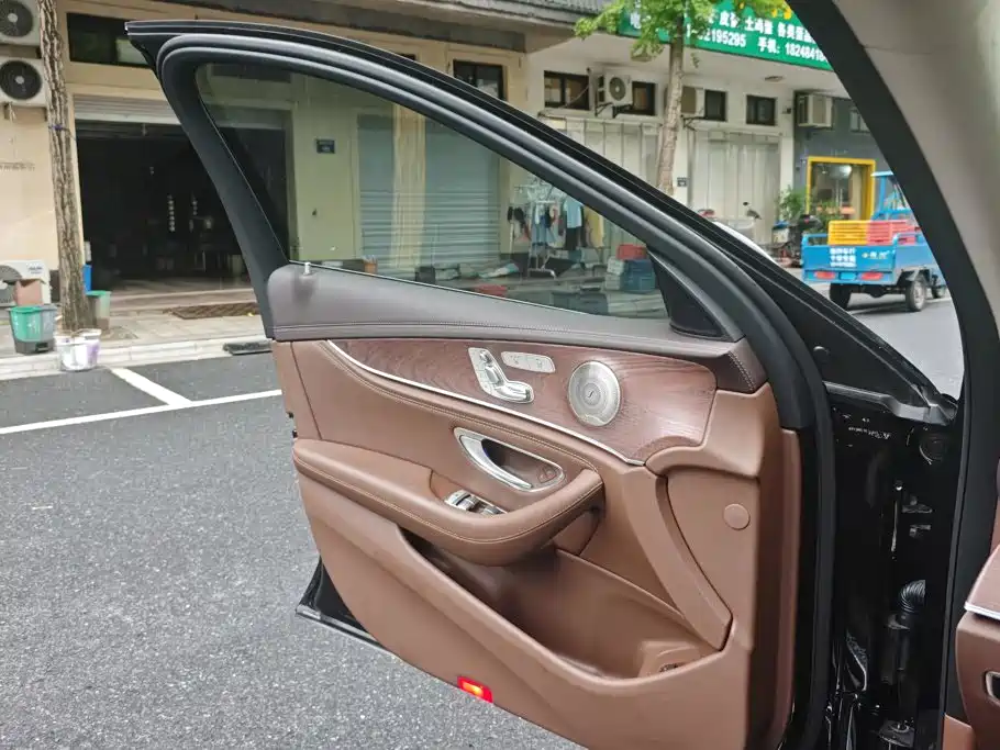 Mercedes-Benz E-Class — миниатюра 7