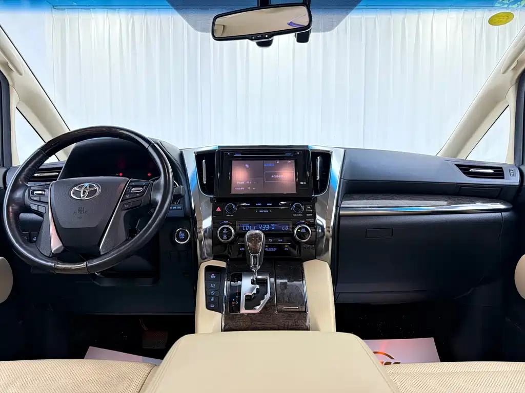 Toyota Alphard — миниатюра 9