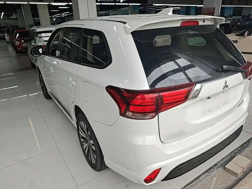 Mitsubishi Outlander — миниатюра 5