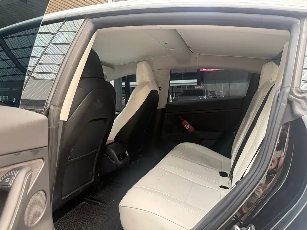 Tesla Model 3 — миниатюра 7
