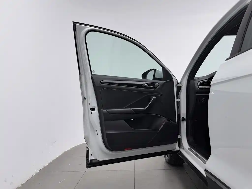 Volkswagen T-Roc — миниатюра 8