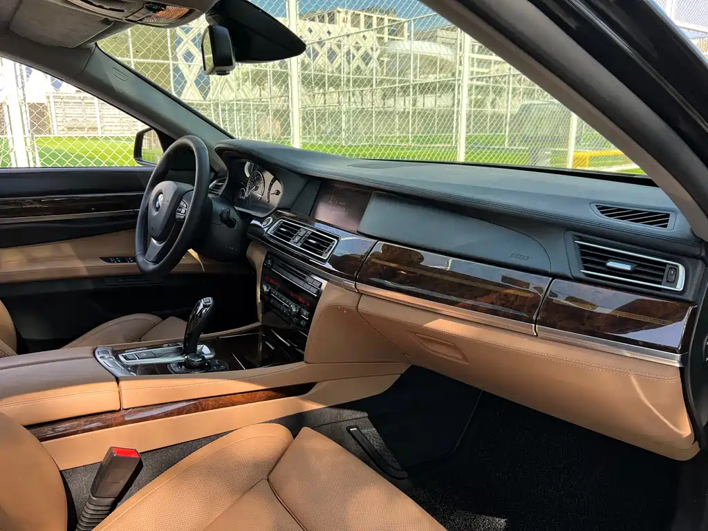 BMW 7 Series — миниатюра 11
