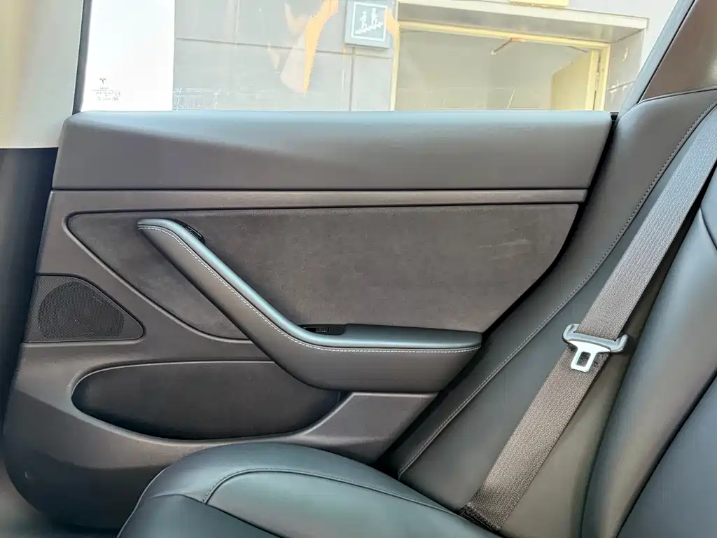 Tesla Model 3 — миниатюра 32