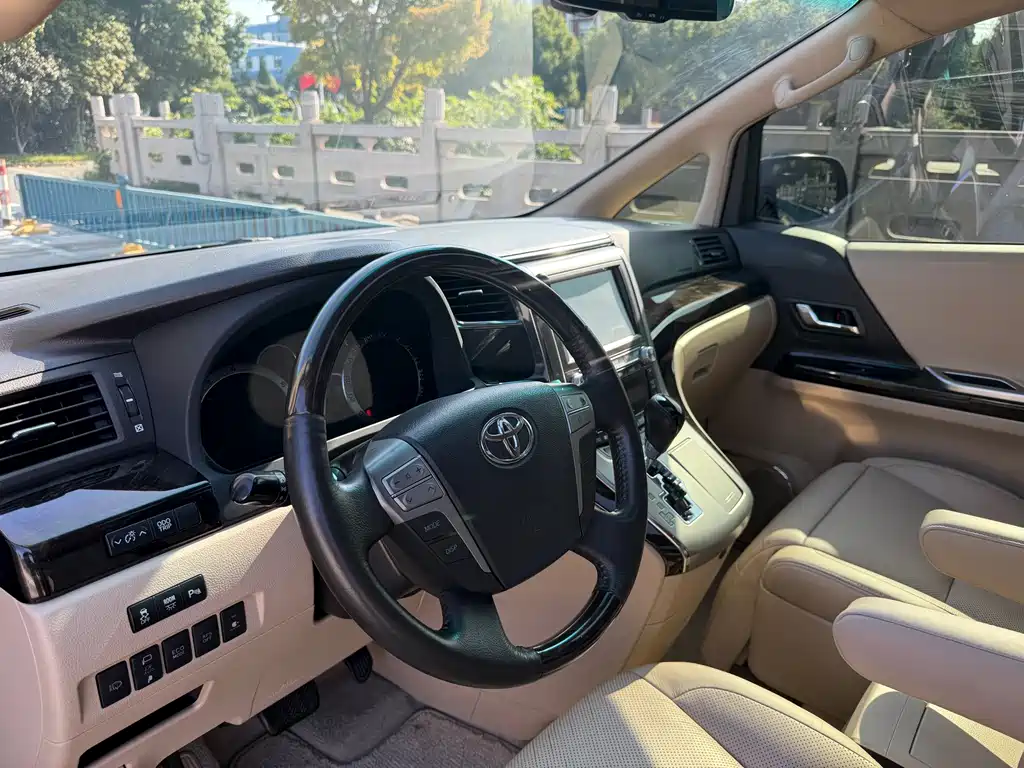 Toyota Alphard — миниатюра 4