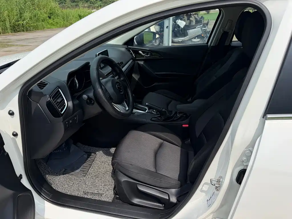 Mazda Mazda3 3 2016 1.5L AT Luxury