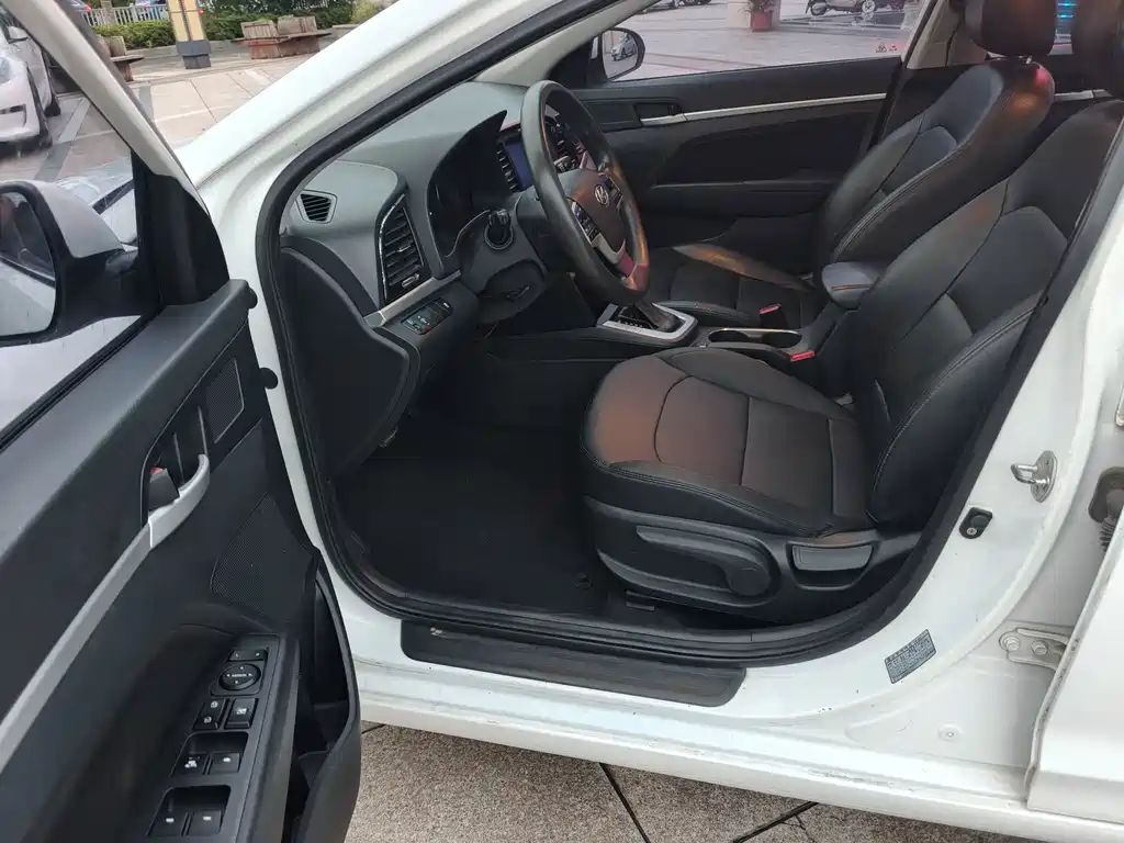 Hyundai Elantra — миниатюра 8