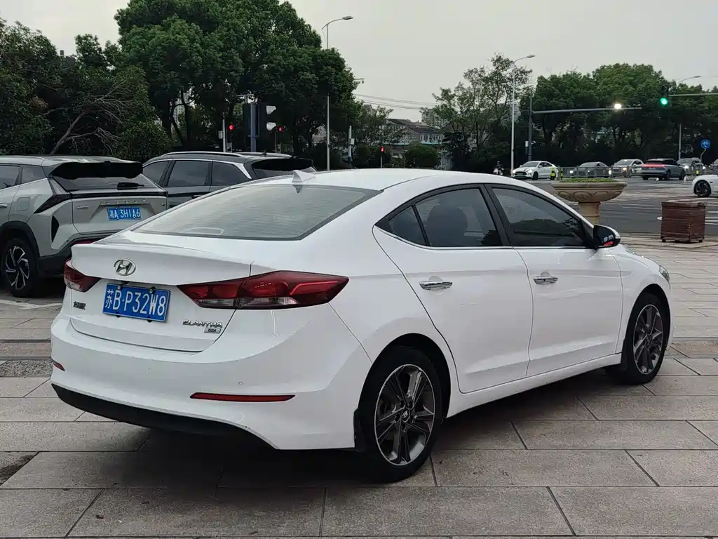 Hyundai Elantra — миниатюра 6