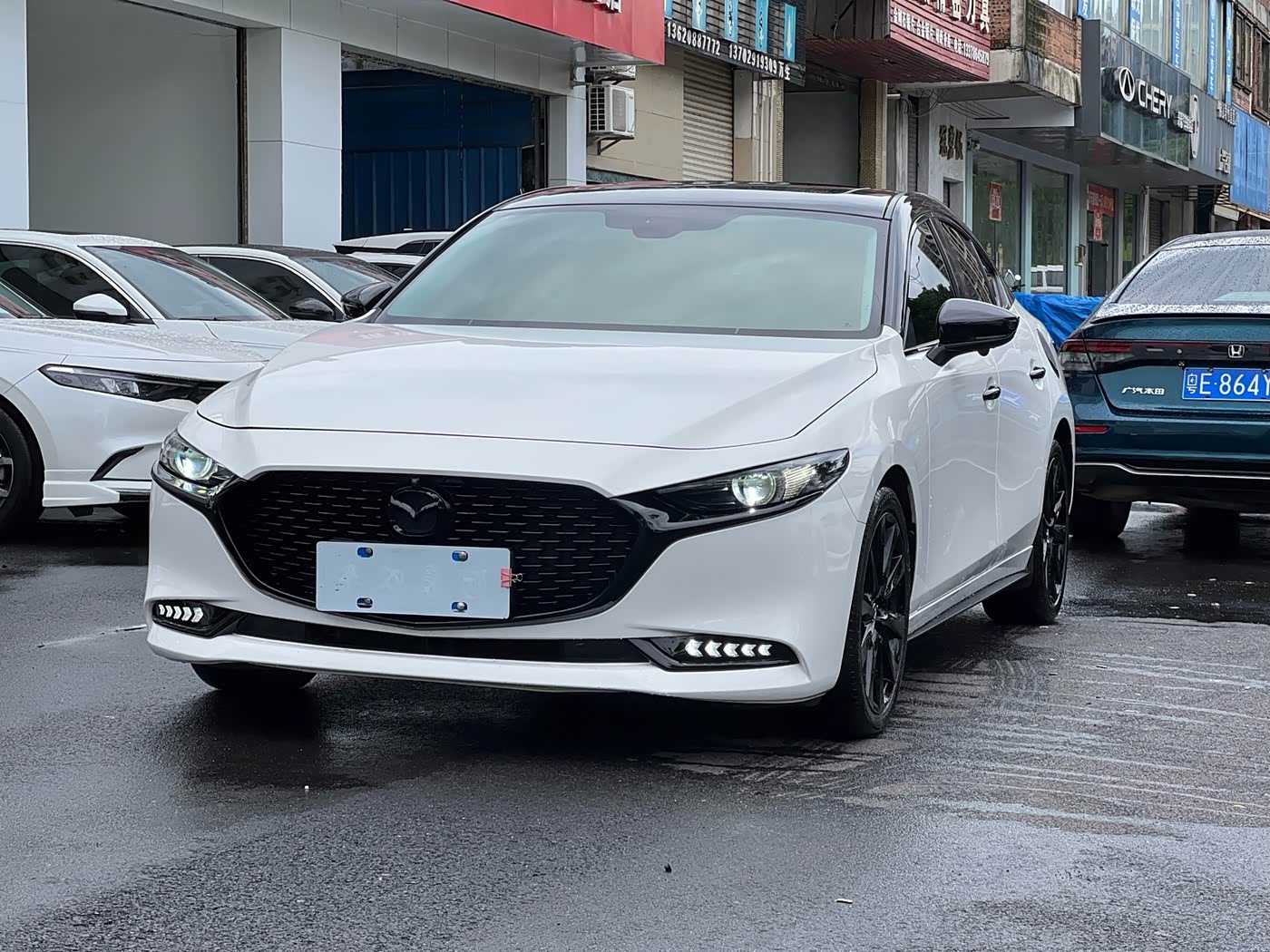 Mazda Mazda3 Axela 2.0 л 2023 г. Белый, пробег 36000 км