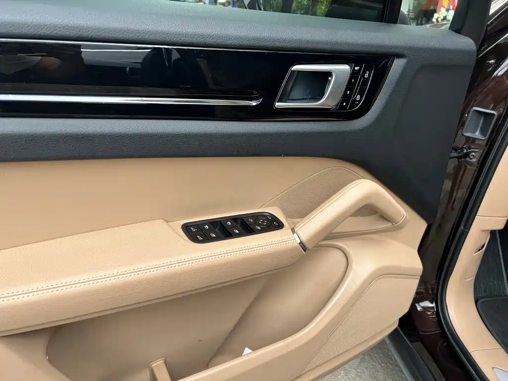 Porsche Cayenne — миниатюра 6
