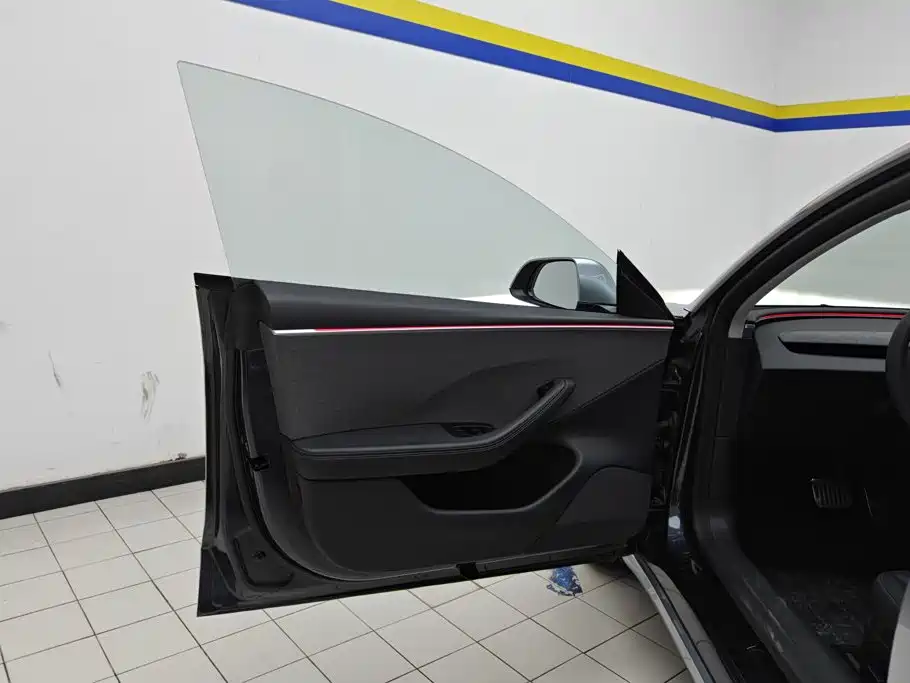Tesla Model 3 — миниатюра 7