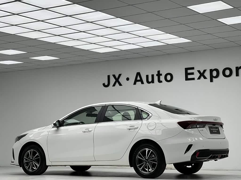 Kia K3 1.5 л 2024 г. Белый, пробег 3800 км