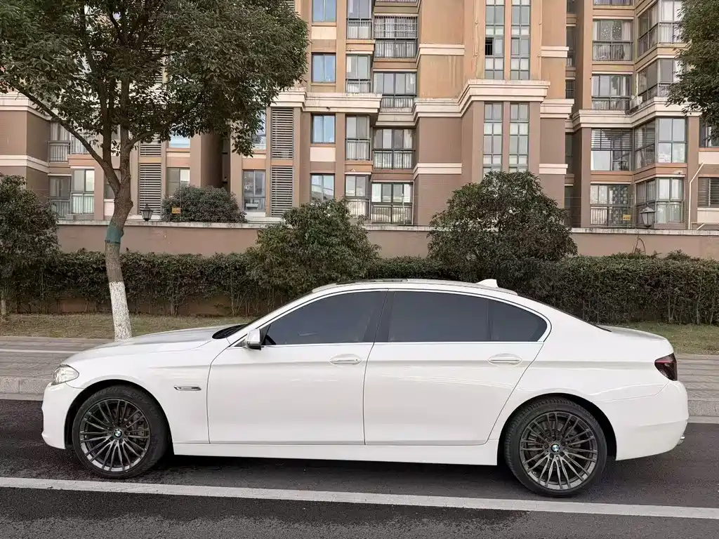 BMW 5 SERIES