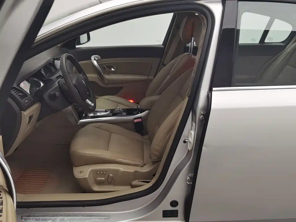 Renault Latitude — миниатюра 10
