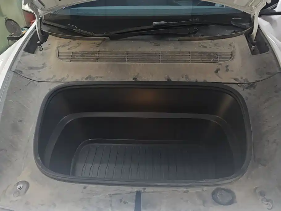 Tesla Model Y — миниатюра 10