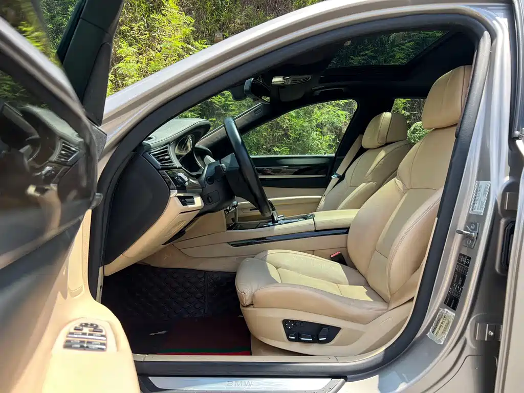BMW 7 Series — миниатюра 8