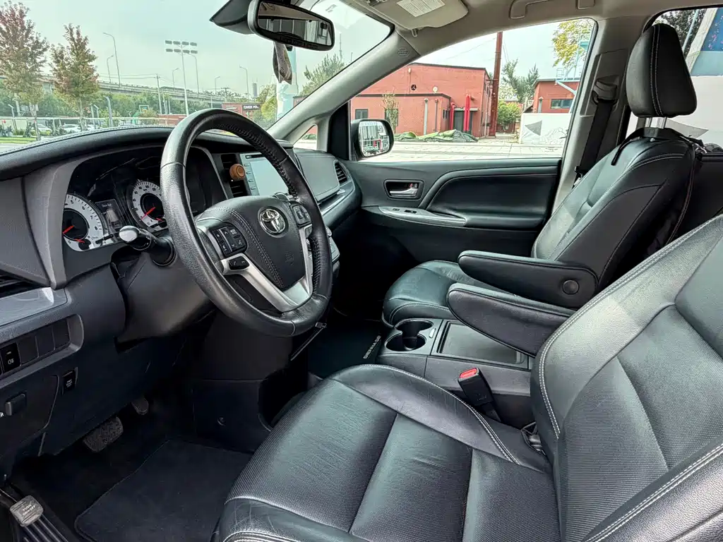 Toyota Sienna — миниатюра 7