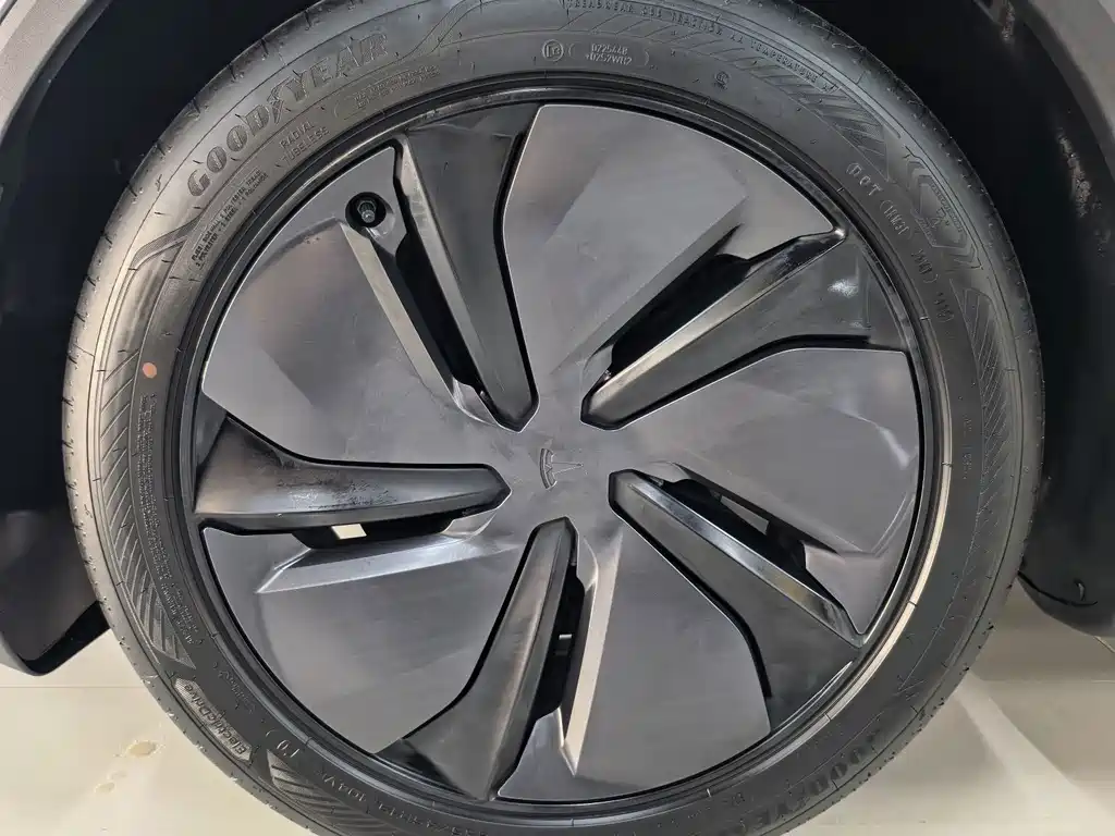 Tesla Model Y — миниатюра 12