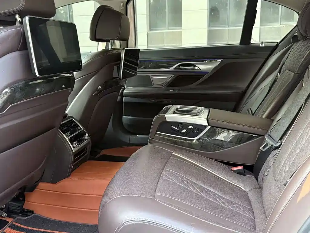 BMW 7 Series — миниатюра 6