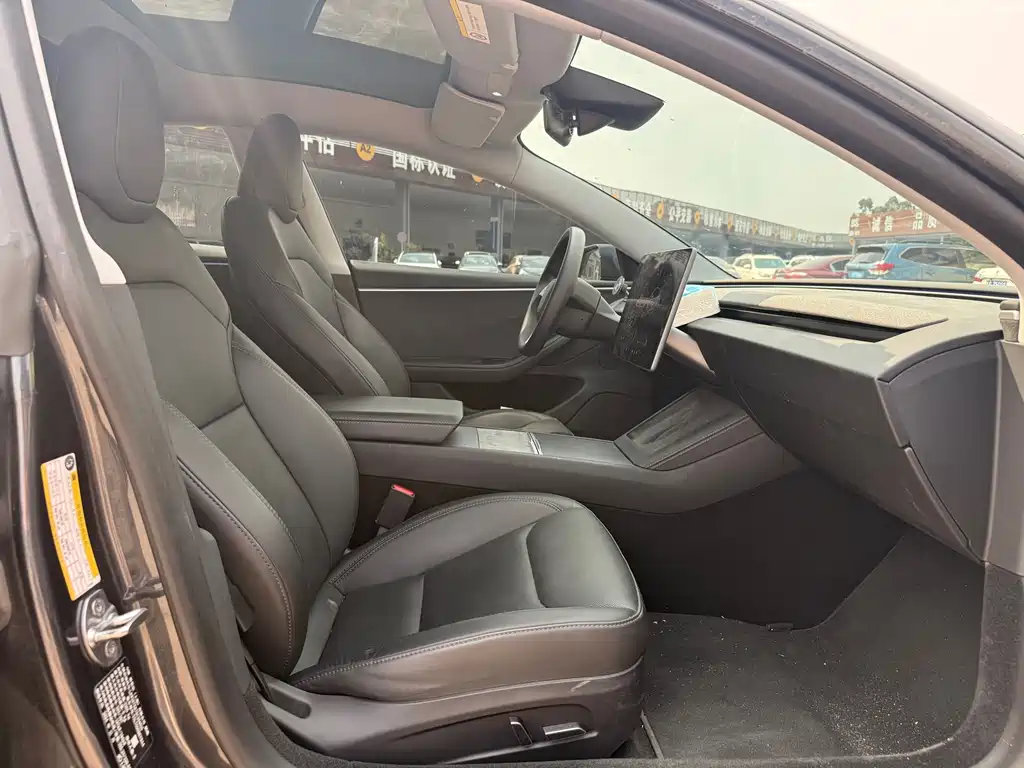 Tesla Model 3 — миниатюра 8