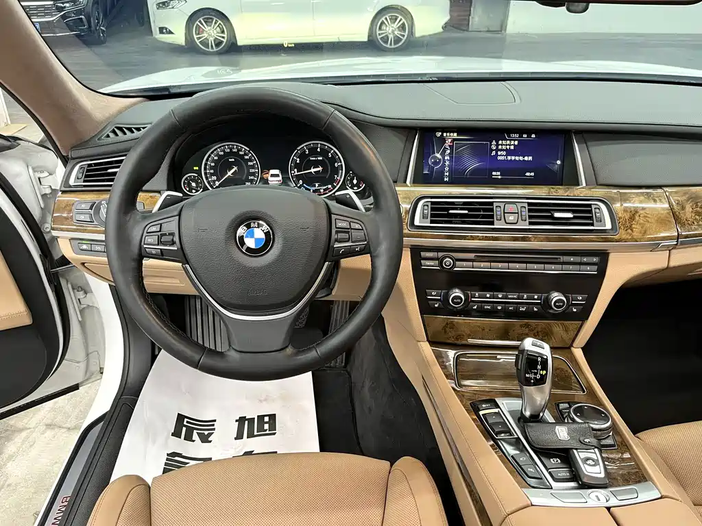 BMW 7 Series — миниатюра 19