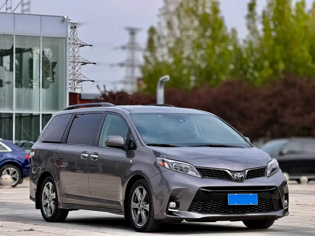 Toyota Sienna — миниатюра 3