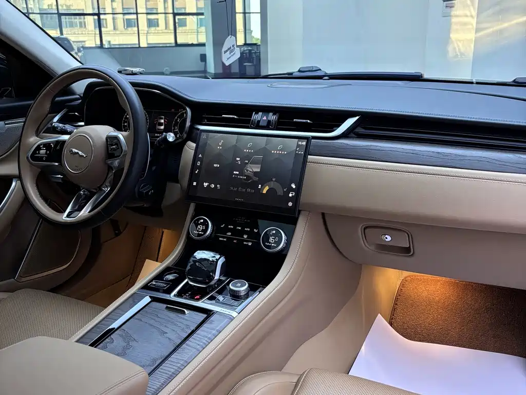 Jaguar XFL — миниатюра 10