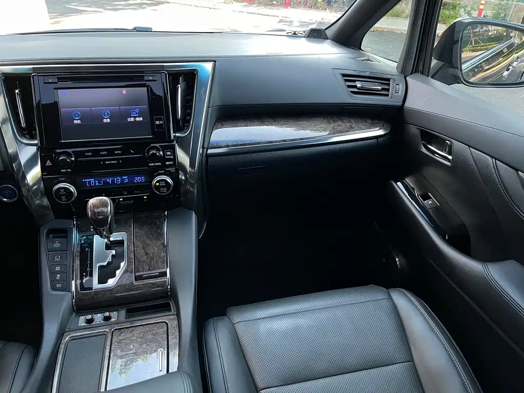 Toyota Alphard — миниатюра 4