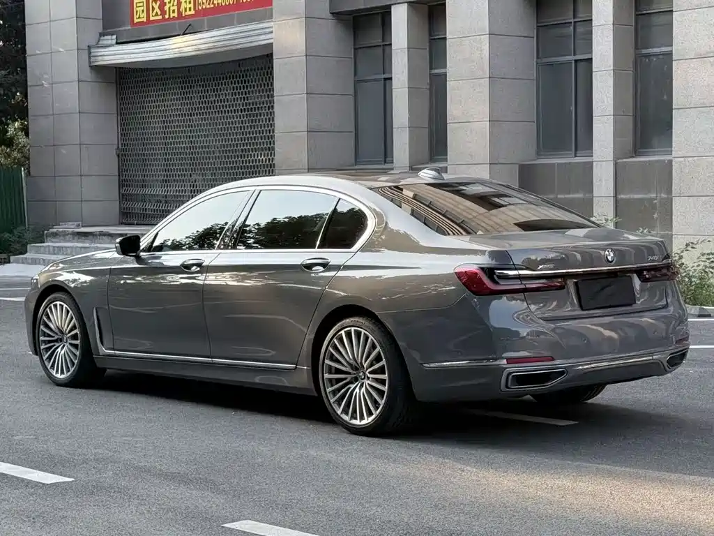 BMW 7 Series — миниатюра 9