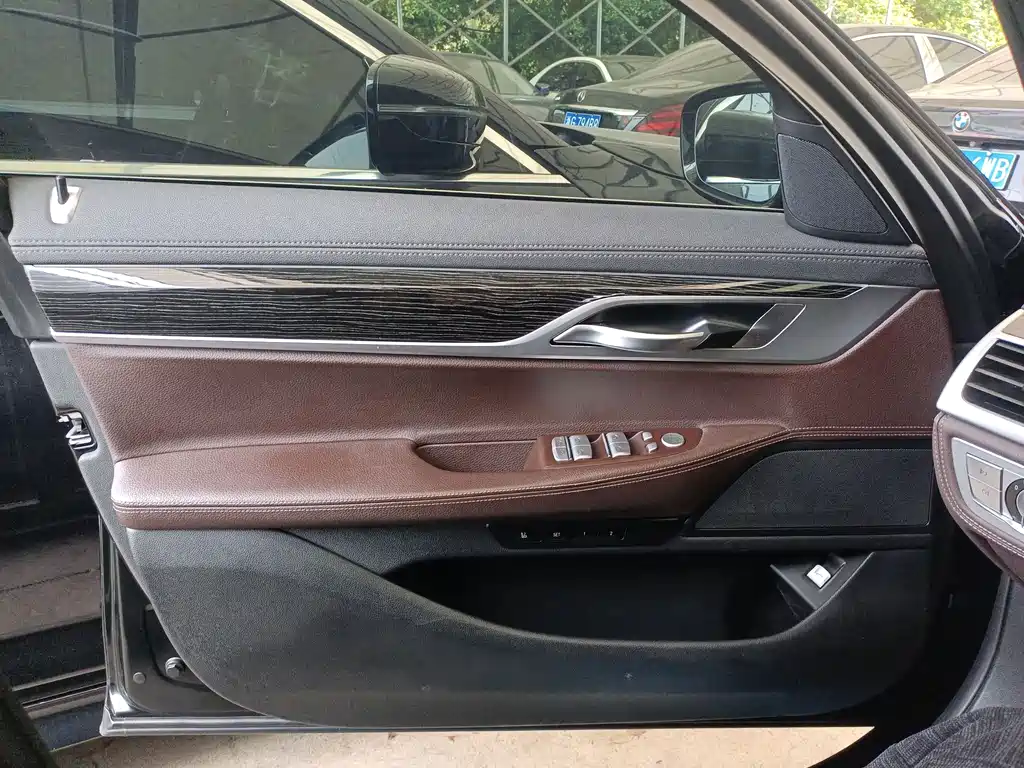 BMW 7 Series — миниатюра 21