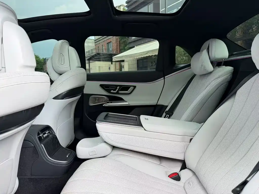 Mercedes-Benz E-Class — миниатюра 9