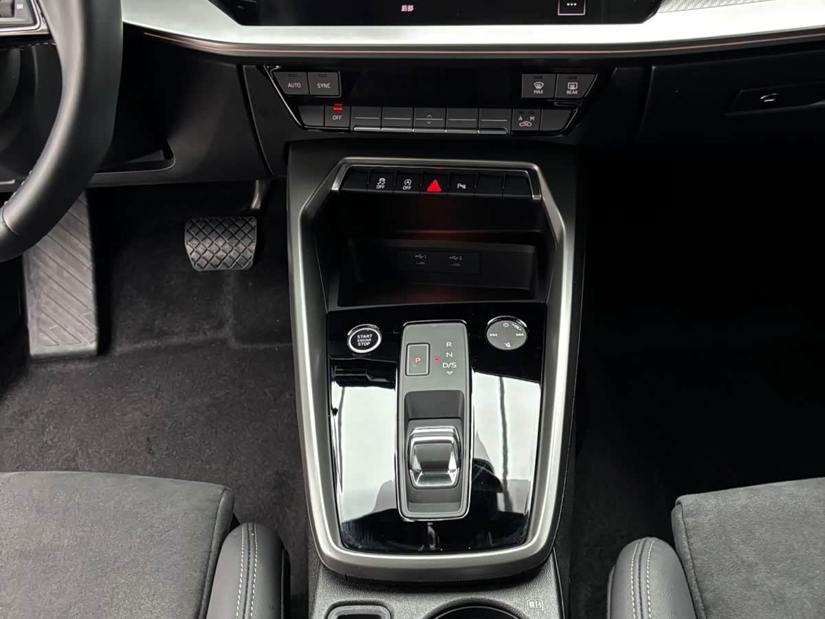 Audi A3 1.4 л 2023 г. Серебристо-серый, пробег 23000 км