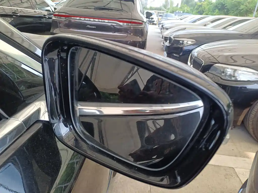 BMW 7 Series — миниатюра 11