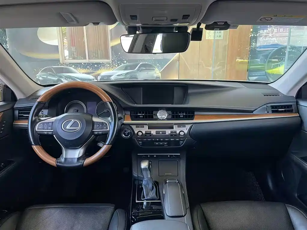 Lexus ES — миниатюра 5