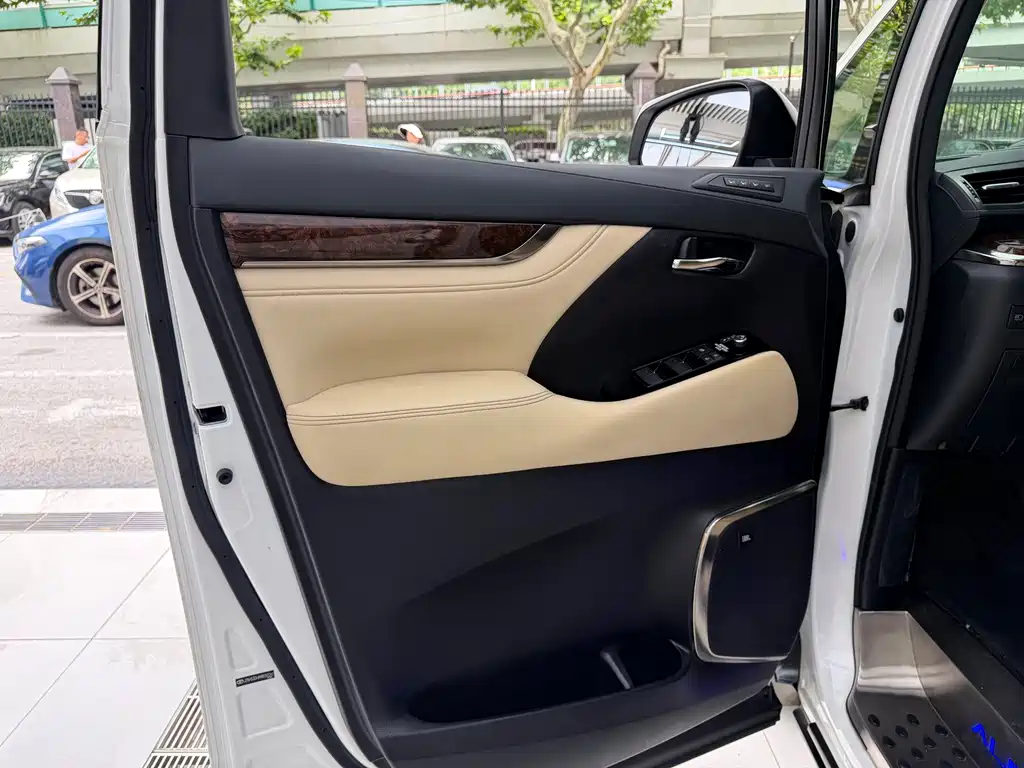 Toyota Alphard — миниатюра 4