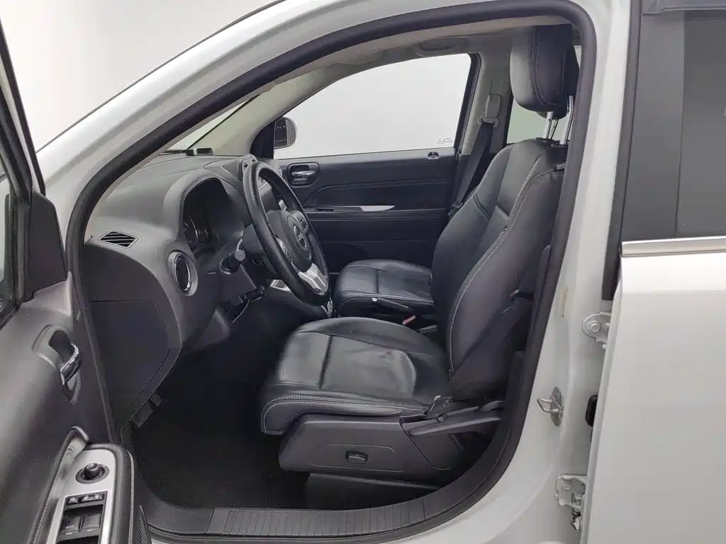 Jeep Compass (Import) — миниатюра 10