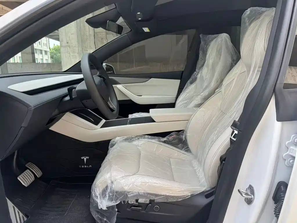Tesla Model Y L — миниатюра 3