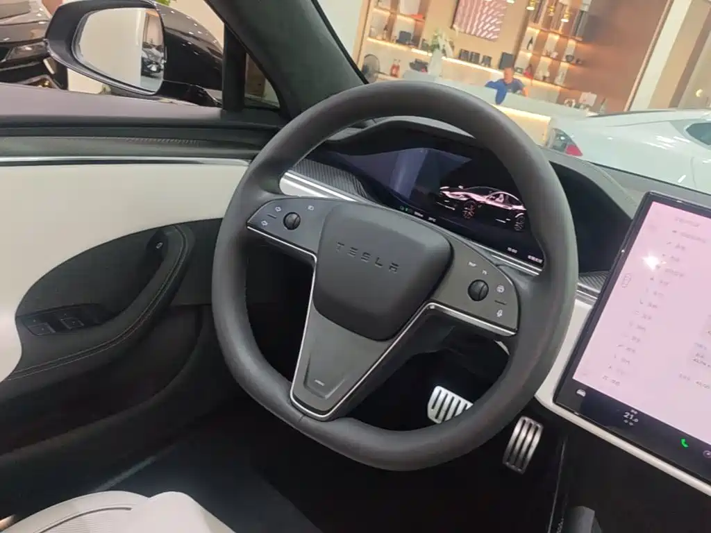 Tesla Model S — миниатюра 7