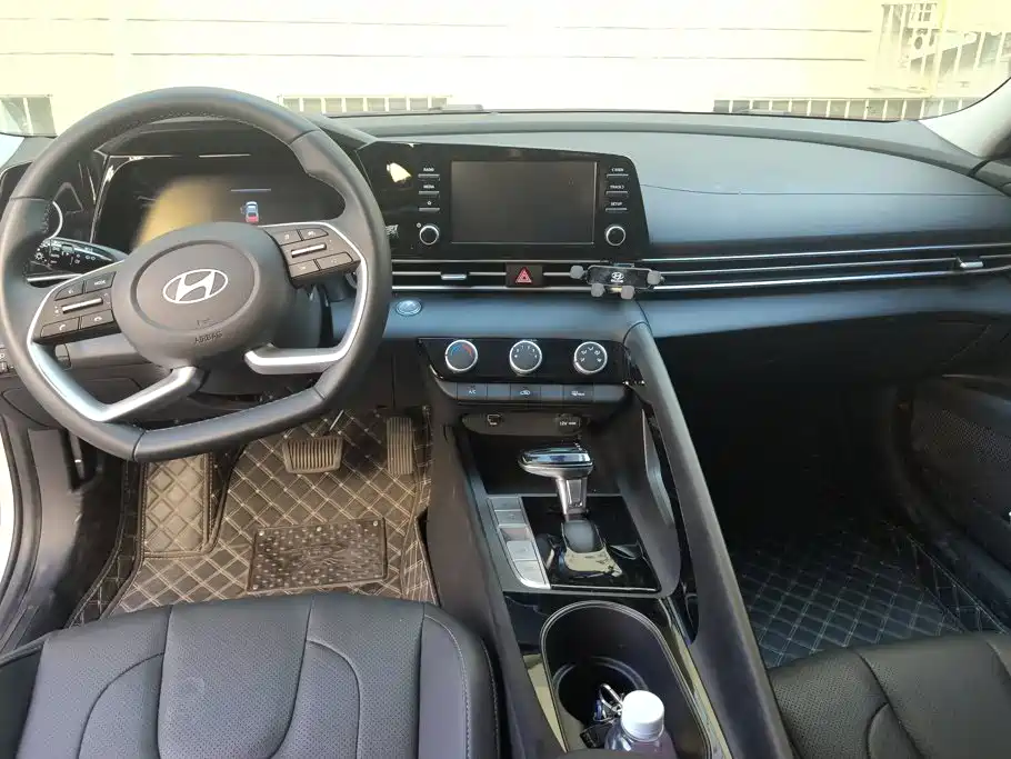 Hyundai Elantra — миниатюра 12