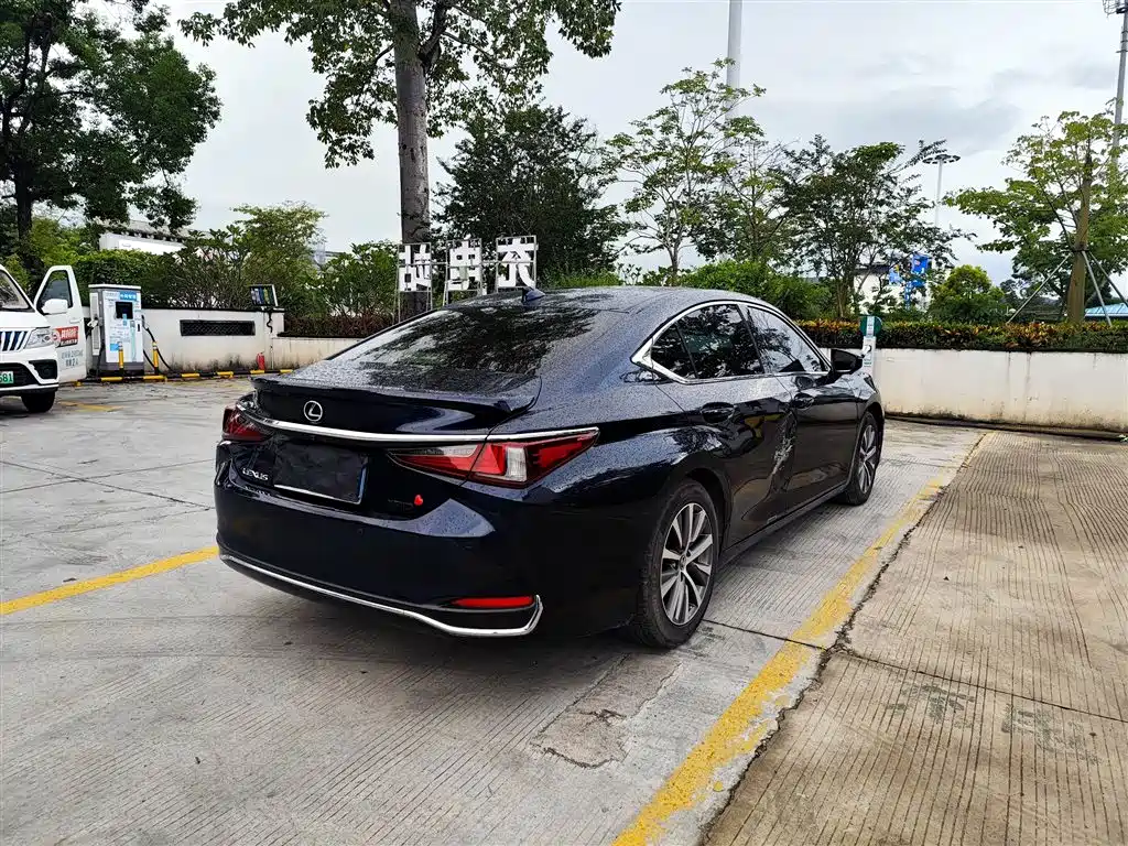 Lexus ES — миниатюра 9