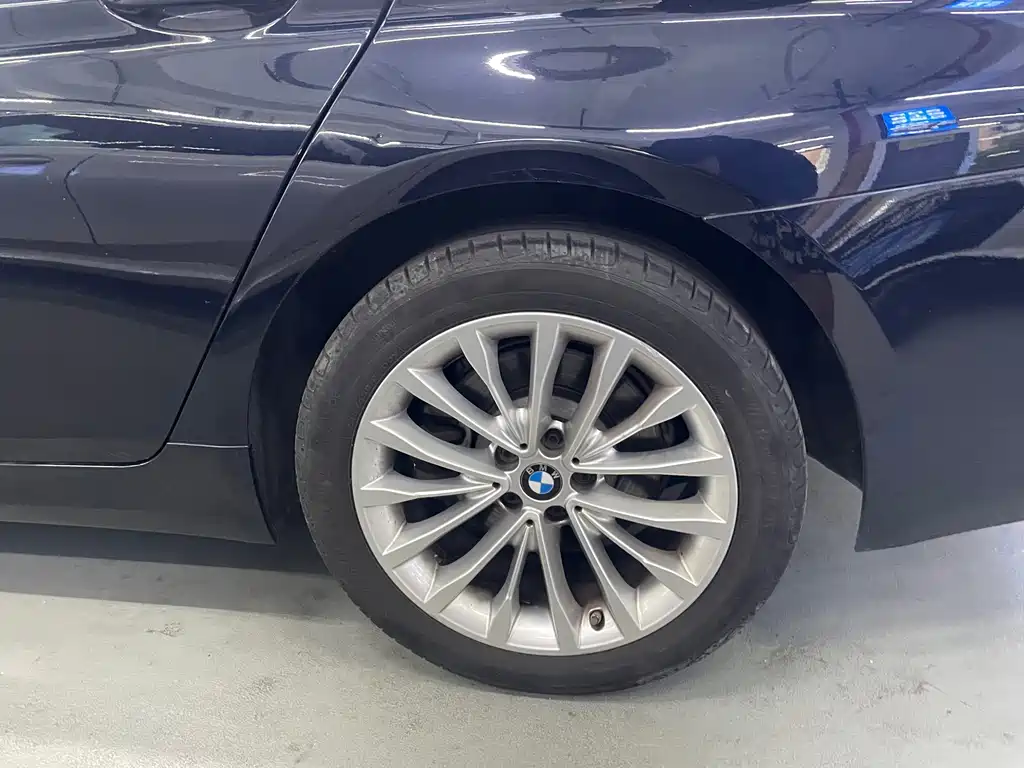 BMW 5 Series — миниатюра 12