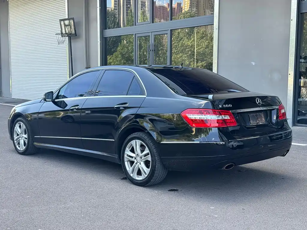 Mercedes-Benz E-Class — миниатюра 6