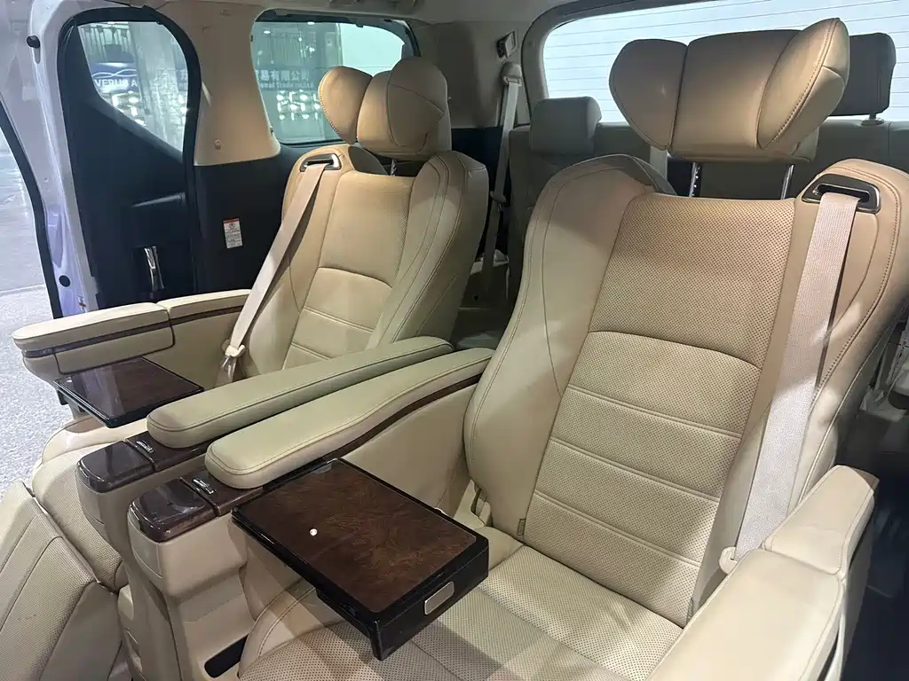 Toyota Alphard — миниатюра 16