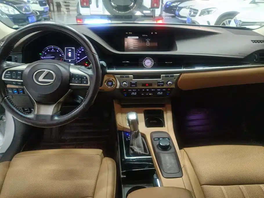 Lexus ES — миниатюра 12