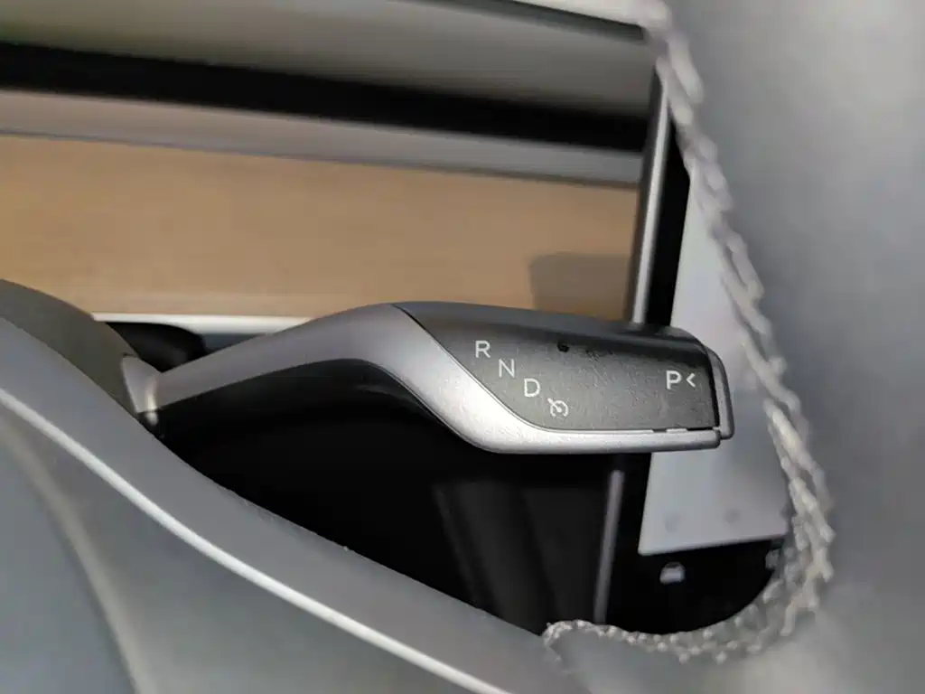 Tesla Model Y — миниатюра 14