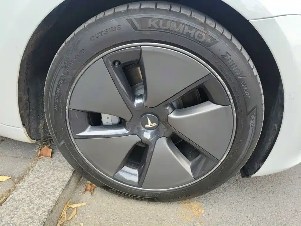 Tesla Model 3 — миниатюра 9