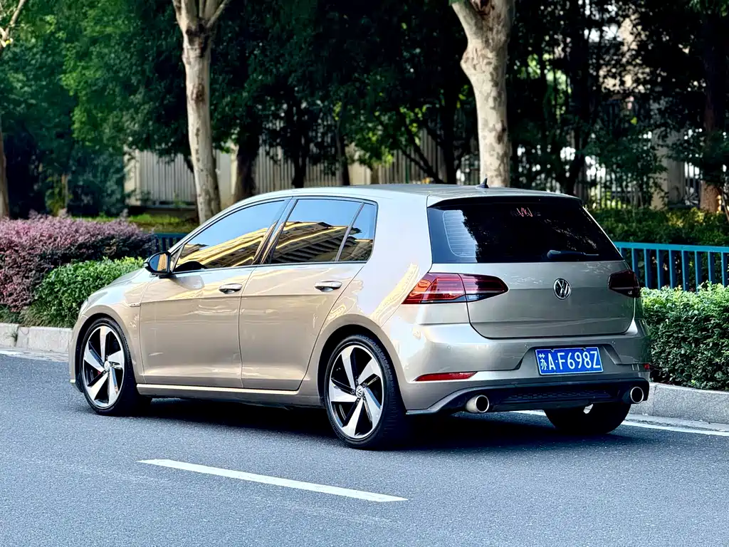 VOLKSWAGEN GOLF