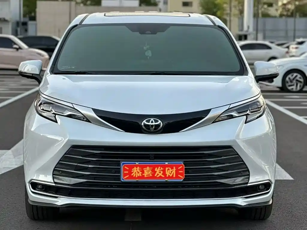 Toyota Sienna — миниатюра 2