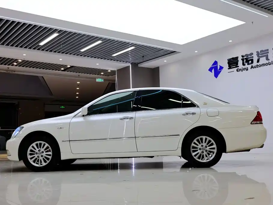 Toyota Crown — миниатюра 3